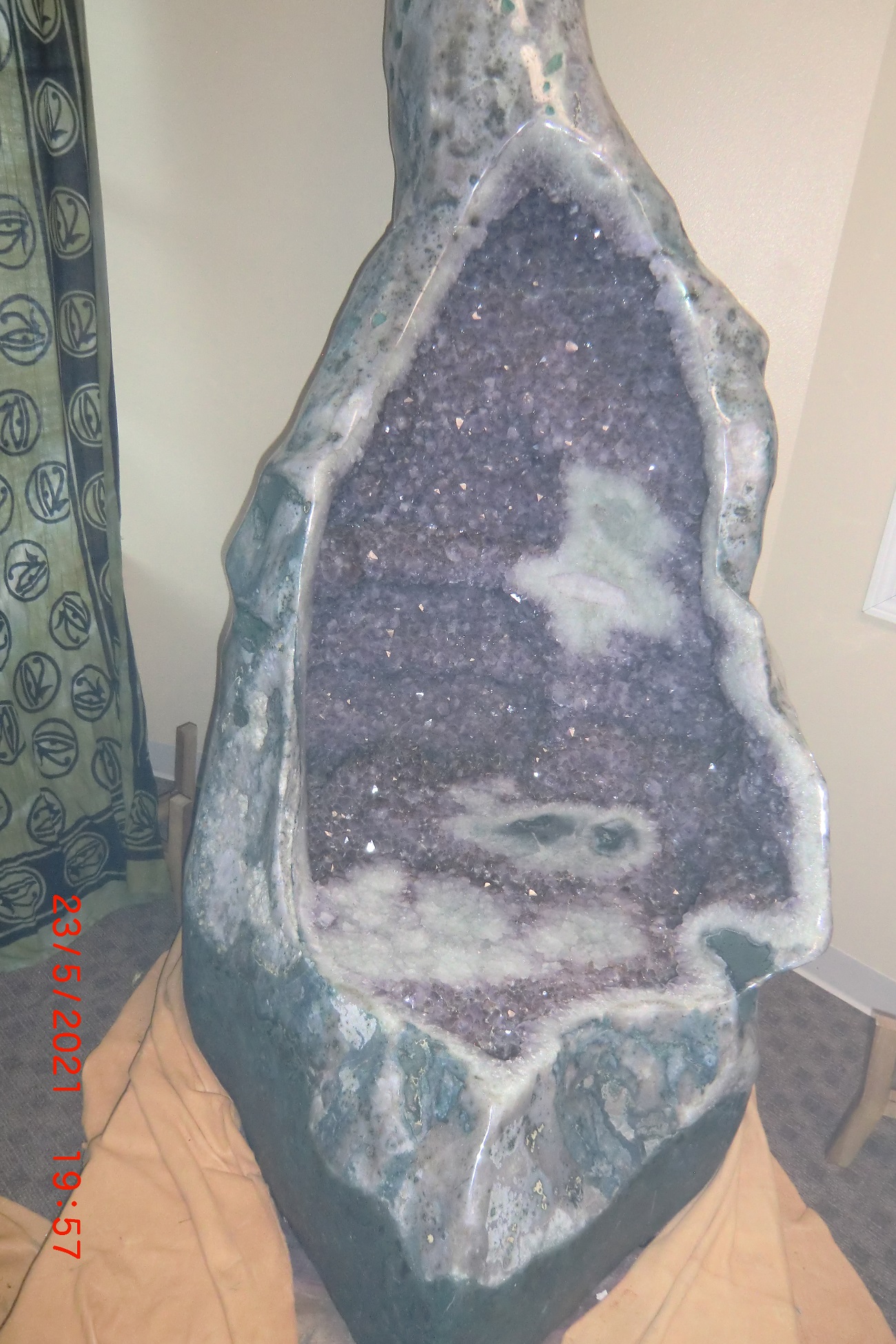 Name:  Great Geode Chair.jpg
Views: 271
Size:  703.3 KB